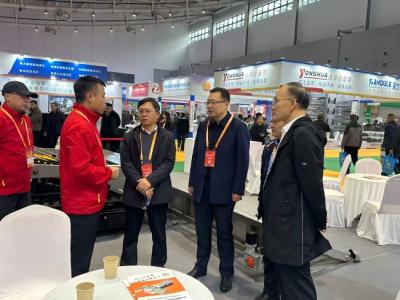 领导亲临现场详细了解抓鸡车